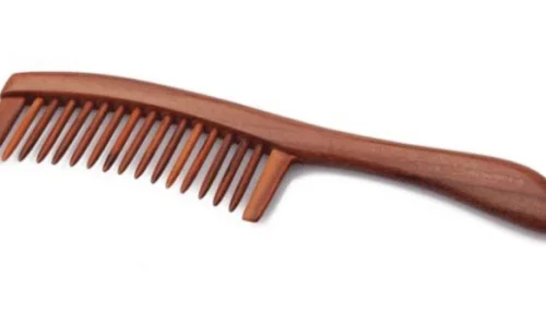 أهم 20 تفسير لرؤية المشط الخشب في المنام لابن سيرين