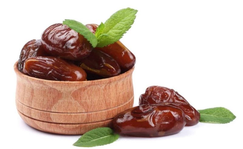 تفسير حلم اكل تمر وما اهم تأويلات شخص أعطاني تمر في المنام؟