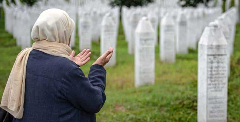 رؤية المقبرة في المنام والحلم بنقل العظام من المقبرة