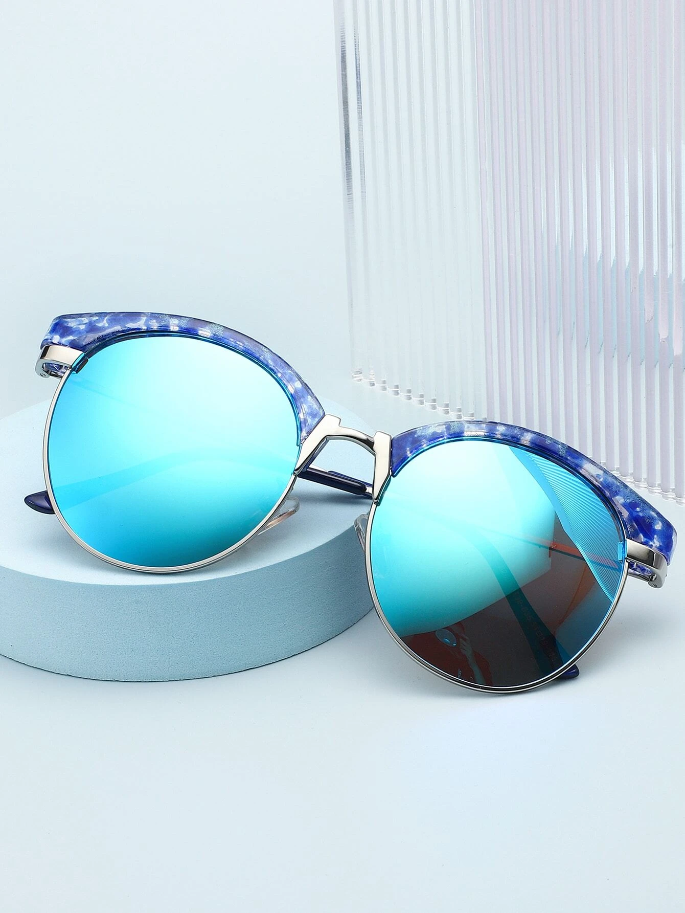  النظارات الشمسية في المنام وتفسير حلم شراء نظارات شمسية للعزباء