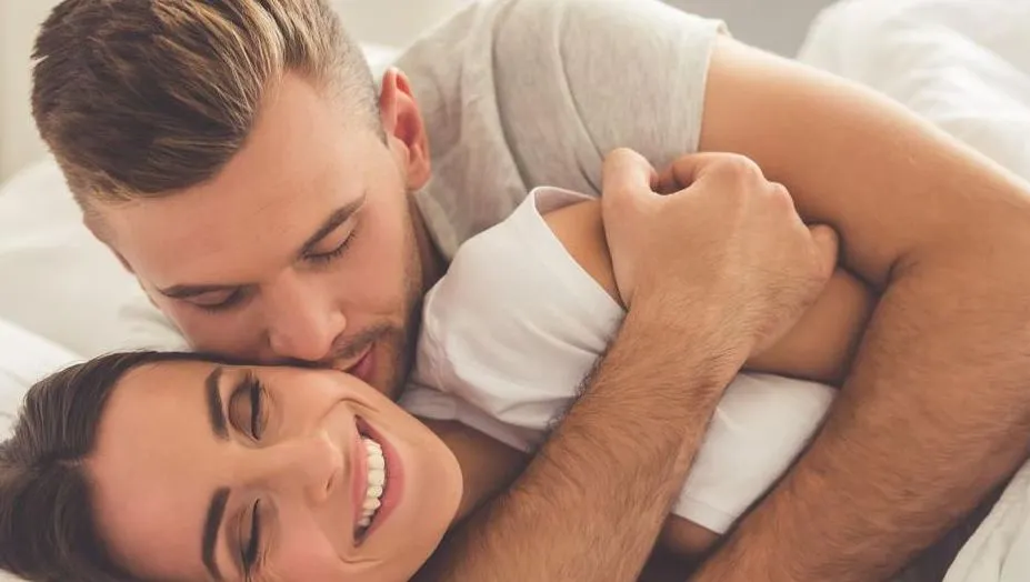 مداعبة الزوج لزوجته في المنام وتفسير حلم زوجي يجامعني ويقبلني للحامل