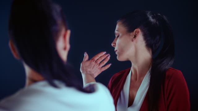 ضرب الكف في المنام وما تفسير ضرب كف على الخد في المنام؟ 